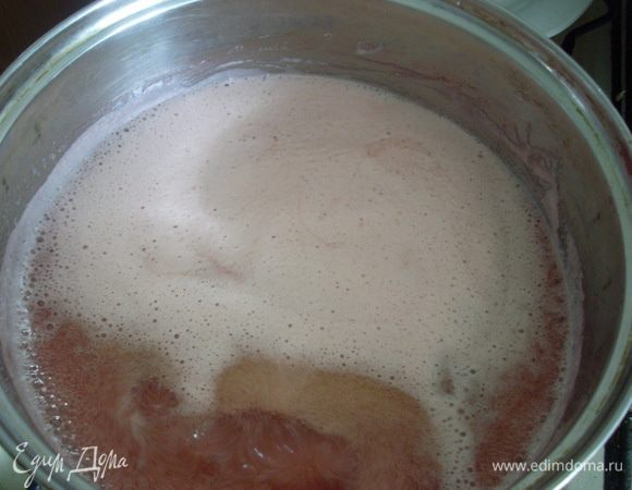 В сок добавить сахар, довести до кипения и охладить.