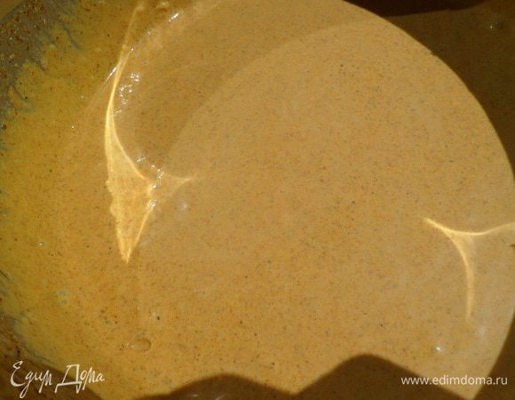 затем добавляем йогурт,свежевыжатый лимонный сок  и оливковое масло,хорошо перемешиваем.Чеснок и имбирь мелко измельчаем или пропускаем через чеснокодавку.Добавляем с маринаду и перемешиваем.