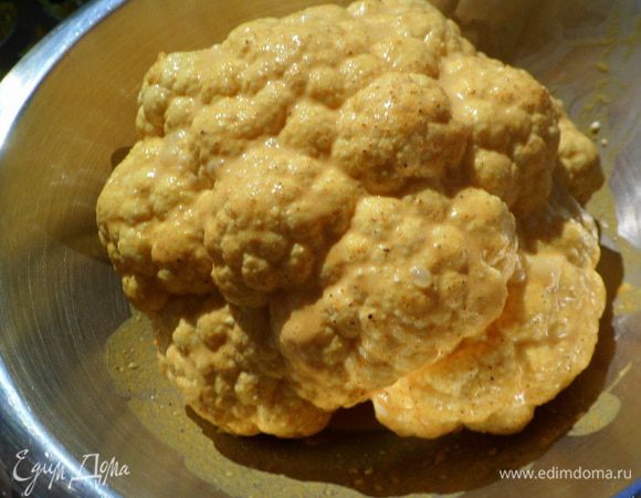 Несколько раз поворачивая капусту в чашке.