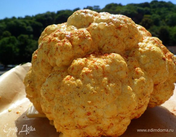 Затем кладем капусту на лист застеленный пек.бумагой и запекаем в разогретой духовке до 170 гр. минут 35.