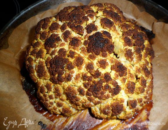 затем проверяем ножом на мягкость капусты,если еще твердовато и верх капусты уже хорошо подрумянился,то прикрываем капусту фольгой,уменьшаем температуру до 150 гр. и продолжаем запекать минут 20.