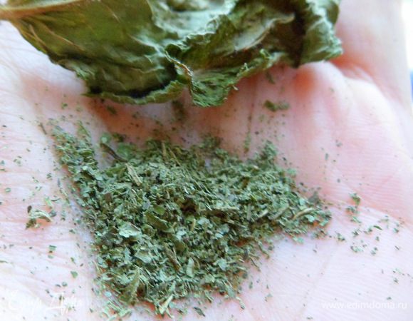 Делаем соус:измельчаем мяту в порошок