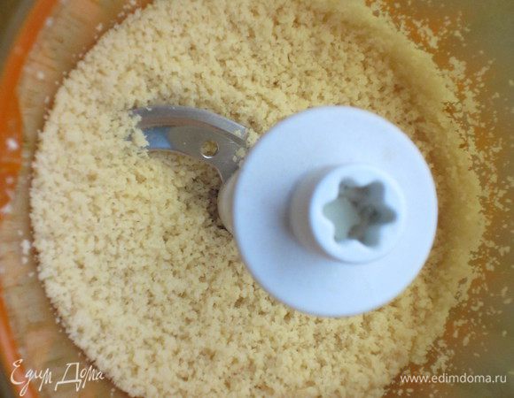 В блендере измельчить миндаль. 