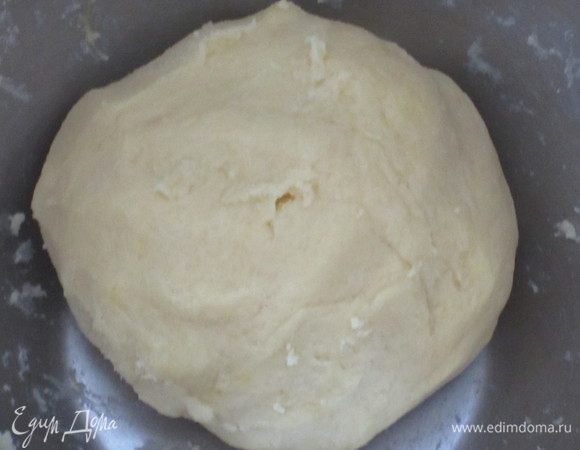 Просеянную муку высыпать на рабочую поверхность, добавить миндальную муку, сливочное масло, нарезанное кусочками, яйцо, сахар, щепотку соли и быстро замесить тесто. Сформировать шар, завернуть в пергамент и отправить в холодильник на 30 минут.
