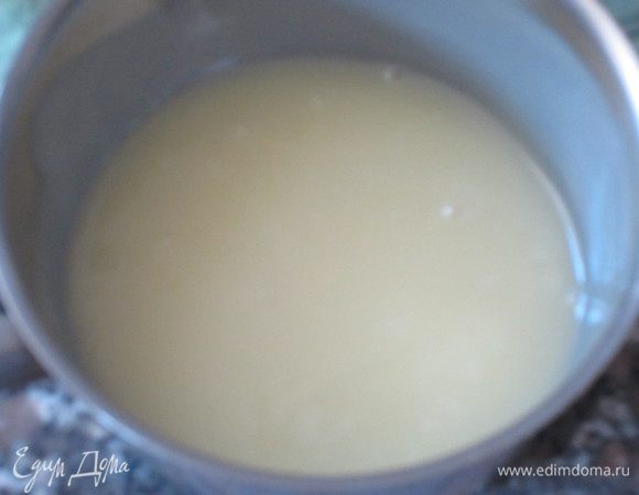 Крем: Шоколад натереть на крупной тёрке. В сотейнике довести сливки (150  мл) до кипения, снять с огня, добавить шоколад, хорошо перемешать до растворения шоколада.