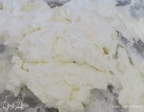 Оставшиеся сливки поставить на 5 минут в морозильную камеру, затем взбить миксером.