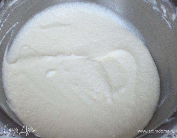 Во взбитые сливки аккуратно ввести шоколадно-сливочную массу. Поставить в холодильник. 