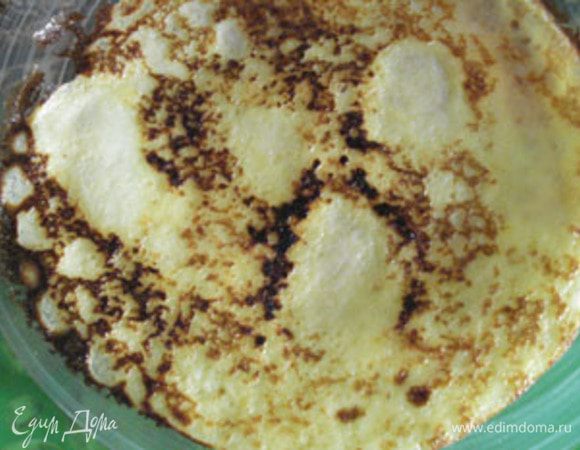 Блинчики.
Смешать муку, крахмал и соль. Яйца слегка взбить с сахаром и влить в тесто. Теплое молоко постепенно добавлять в смесь, чтобы не было комков. Добавить растительное масло. Все хорошо перемешать. Оставить тесто на 30-40 минут и жарить блинчики. Получилось 14 шт.