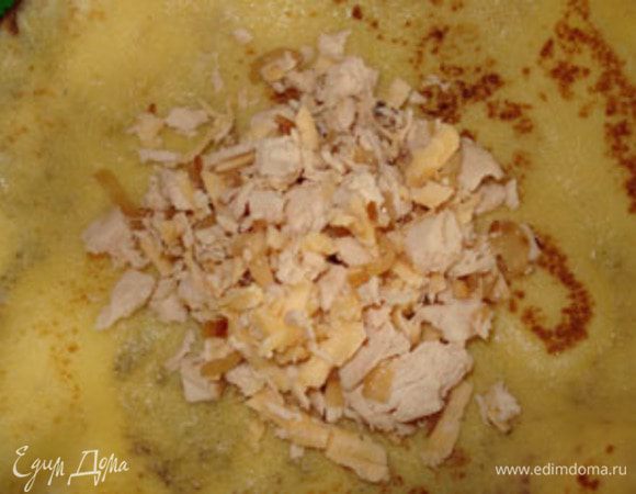 Собираем "мешочек". На середину блина кладем начинку. Верх завязываем ниточкой от копченого сыра "косичка".  