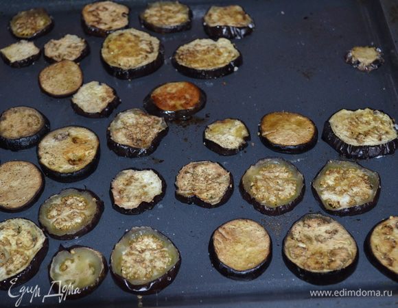 Баклажаны нарезаем на кружочки. Солим, перчим, смазываем 3 ст.л оливкового масла. Запекаем в духовке при темп. 200 гр. до готовности.