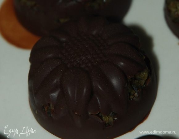 Ждать не долго:-) Приятного аппетита.
...не обессудьте - немного у меня шоколад не "доплыл" по всей конфетке - но это ни чуть не повлияло на вкус;-)))))