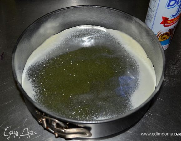 Разогреть духовку до 180 гр. Форму смазать сливочным маслом, застелить бумагой для выпечки.
