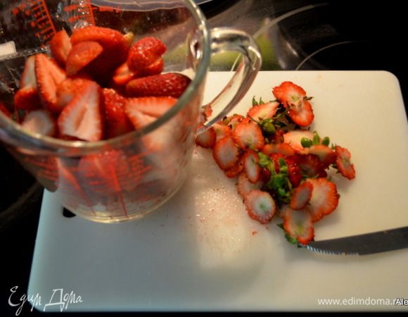 Смешать тортовую или обычную муку солью и разрыхлителем в отдельной емкости. Клубнику очистить и порезать на половинки, крупную на четверть.