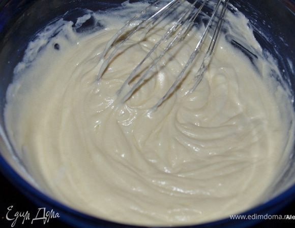 Взбить масло с сахаром до мягкого состояния, примерно 3 мин. Добавить яйцо, молоко и ванилин. Перемешать все  с мукой.