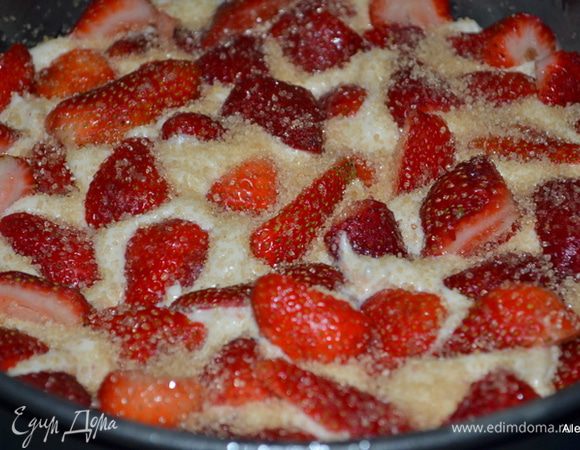 Перелить в форму.  Клубнику выложить поверх теста. Присыпать сахаром 2 стол.л, желательно крупным. Поставить в духовку на 10 мин. Затем снизить тем-ру до 160 гр и готовить еще 50 мин.