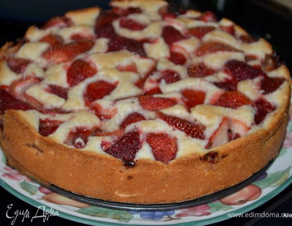 Достанем из духовки дать остыть. Разрезать на порции и подаем с взбитыми сливками или мороженым.