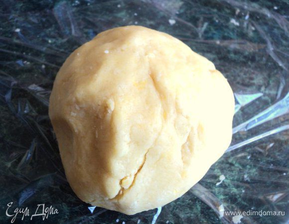 В муку натереть масло, перетереть руками в крошку. Добавить сахар и яйцо и быстро замесить тесто. Завернуть в пищевую пленку и поставить в холодильник на 30 минут.