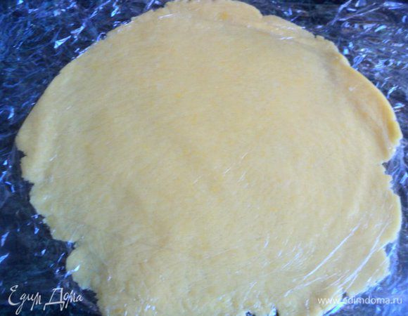 Тесто раскатать между двумя слоями пищевой пленки.