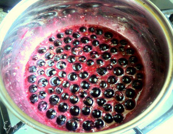 Смородину помыть, очистить от хвостиков. 150г смородины высыпать в сотейник, добавить сахар, сок, ликер и крахмал. Поставить на огонь и, постоянно помешивая довести до кипения и загустения. Охладить.