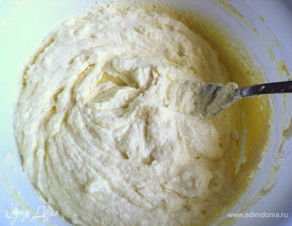 Творог смешать с мягким маслом, сахаром, ванильным сахаром, яйцом и 2/3 пудинга до однородной массы.
