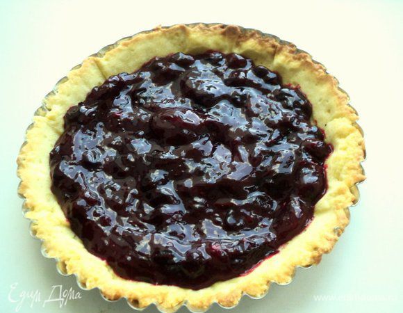 На остывшую основу выложить смородиновую начинку.