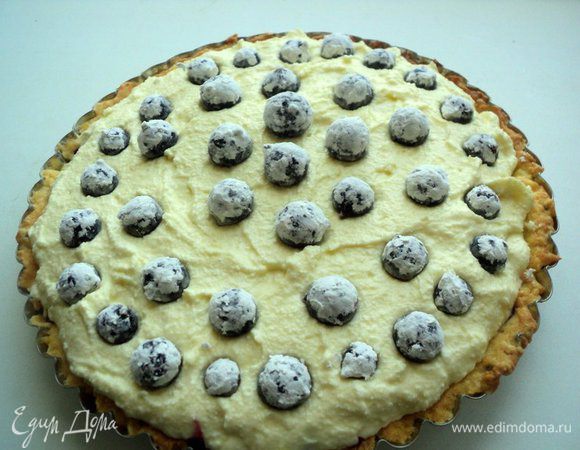 Сверху равномерно распределить творожную массу. Оставшую смородину смешать с 1/3 пудинга и украсить тарт сверху.