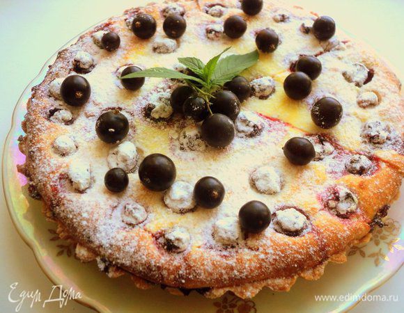 Выпекать при температуре 200 градусов 50 минут. Готовый пирог охладить до комнатной температуры и поставить в холодильник на 2-3 часа.