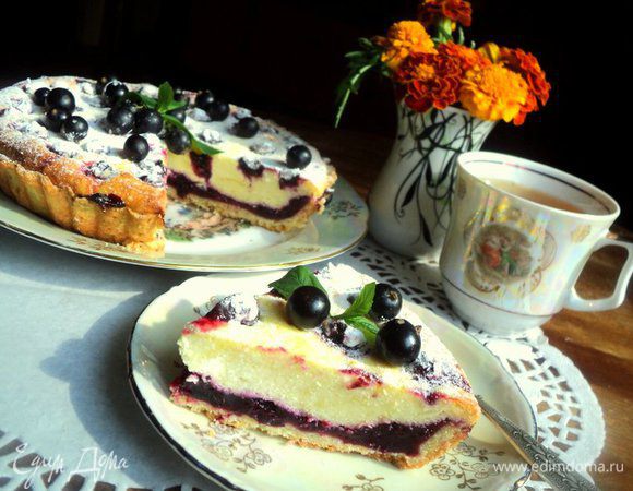 Перед подачей тарт посыпать сахарной пудрой, украсить ягодами смородины и мятой. Приятного аппетита!