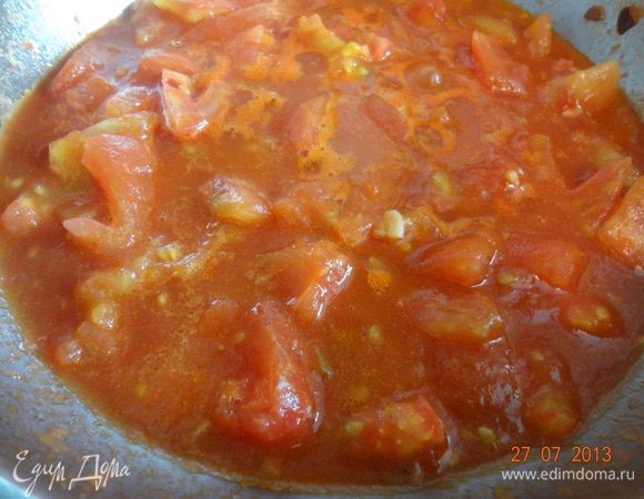 Помидоры должны стать мягкими, добавить томатную пасту (здесь по желанию, это для густоты), сладкую паприку, зиру, все перемешать и оставить тушится на 15 минут.