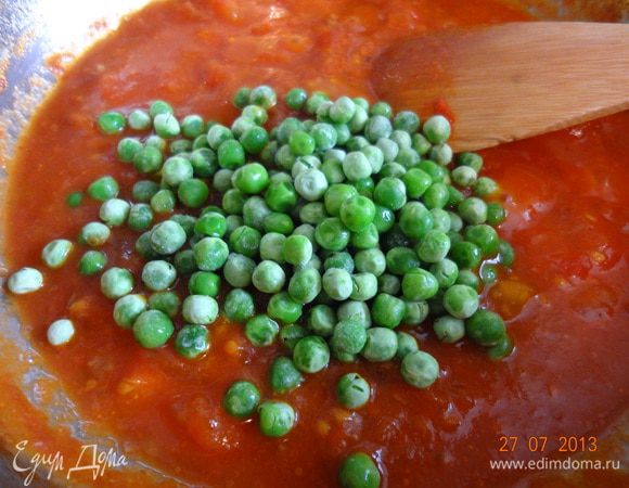 Зеленый горошек (размороженный) добавить к томатам, вместе с солью и перцем и тушить все вместе еще 5 минут. Крышкой не накрывать, жидкость должна выпариться наполовину, а масса загустеть.