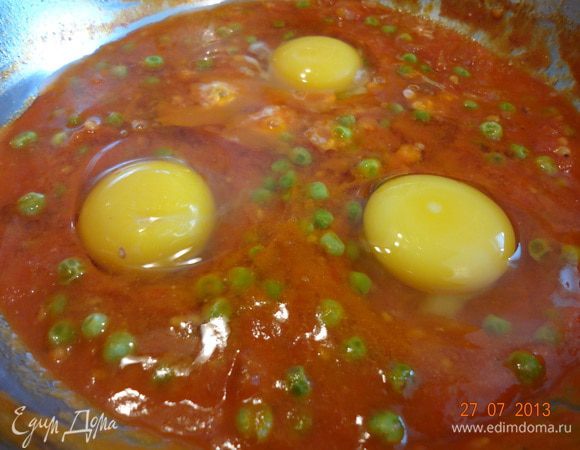 Яйца желательно брать самые свежие, и так как это глазунья, то я предпочитаю полностью прожаривать желток, хотя в оригинальном рецепте достаточно, чтобы желток только схватился. 
В томатах сделать три углубления, по-одному вбить три яйца, аккуратно, не повреждая желток, накрыть крышкой и оставить сковороду на 7-9 минут на среднем огне. Если желток покрылся белой пленочкой, шакшука готова. Переложить на тарелку (можно прям со сковороды кушать)))), посыпать мелко нарубленной петрушкой и подавать!