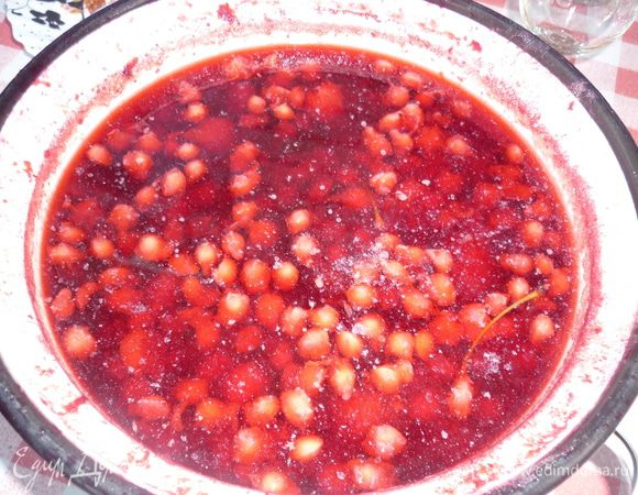 Вишню заливаем водой и на огонь. прокипит. снять. оставить на ночь настаиваться. никакого узора тут нет. да простят меня поклонники здорового образа жизни, но я варила косточки от вишен, которые остались после выковыривания их из ягод для варенья.