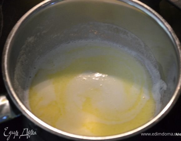 Разогреть духовку до 190 гр. 
Застелить пергаментом для выпечки противень.
В кастрюле нагреть молоко со сливочным маслом почти до кипения.