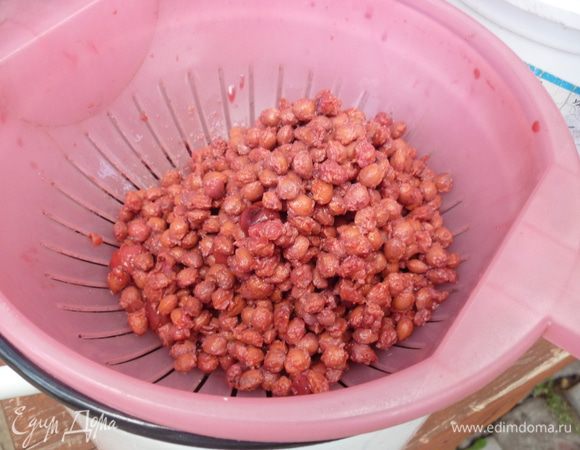 Косточки - это отдельная песня. ну да, синильная кислота...вред... а что мы едим вместо колбасы? так что косточки совершенно полезны. так вот, если их просушить, сложить в полотняный мешочек, то при простуде или ноющих суставах достаточно их немного прогреть и приложить в воспаленным местам , то суставная боль снимается, а нос и горло прогреваются лучше и полезнее, чем солью