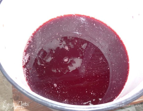 Итак, процеженный напиток снова воодружаем на плиту, кладем сахар и ждем волшебных булек, которые возвестят о кипении. кладем сахар. здесь не принципиально, когда положить: до кипения или после. я никогда не кладу сахар в период варки ягод, если они в еду не пойдут. часть сладости впитывается в них и уходит напрасно