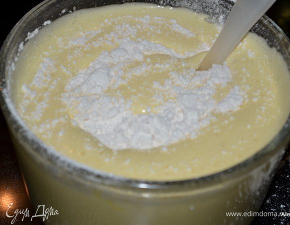 Взбить миксером яйца, желтки и сахар до кремового  состояния.  Примерно 10 мин. 
Просеять муку с разрыхлителем и солью. 
Всыпать муку в взбитые яйца, аккуратно перемешивая снизу вверх лопаткой. 