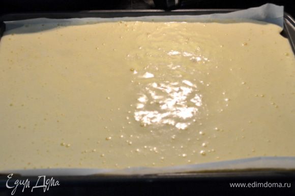Влить несколько ложек теста в тёплое молоко и перемешать. Вылить массу в основное тесто и все перемешать. Выложить тесто на противень, разровнять и выпекать около 10-15 мин.