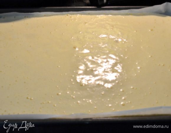 Влить несколько ложек теста в тёплое молоко и перемешать. Вылить массу в основное тесто и все перемешать. 
Выложить тесто на противень, разровнять и выпекать около 10-15 мин. 
