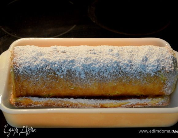 Развернем, выложим поверх лимонный курд готовый или домашний, распределим  по бисквиту. Свернем обратно  в рулет и выложим в форму или в блюдо. Посыпаем сверху сахарной пудрой.