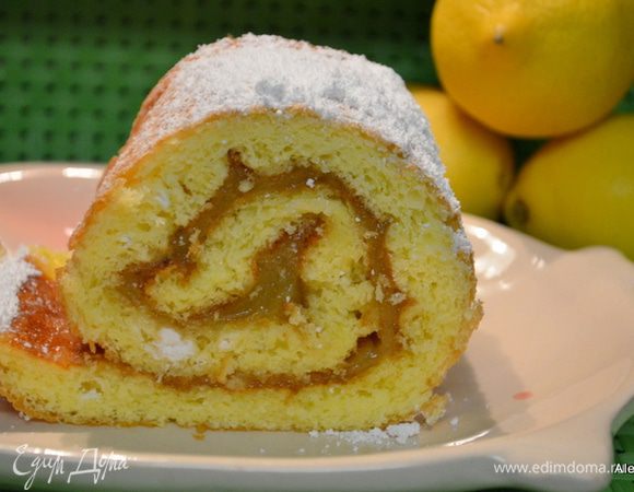 Готовый рулет разрезаем и наслаждаемся с чайком. Приятного аппетита.