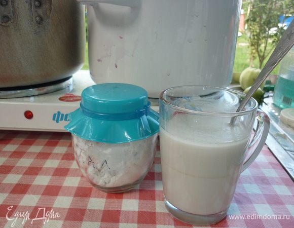 А тем временем скрасим период ожидания сотворением волшебного зелья. здесь все идет от ваших мироощущений и вкусовых пристрастий. я не люблю жидкий кисель. и не люблю густой, когда он напоминает желе. я беру на литр воды 2 столовые ложки крахмала. без фанатизма. т.е. без горки. тут у меня 2 литра. составляем соответствующую пропорцию. как вам удобнее: 2+2 или 2*2. =4. 4 ст л крахмала разводим в ХОЛОДНОЙ воде. 1 стакана водички достаточно