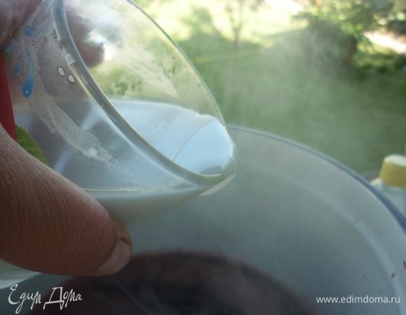 Медленно и тоненькой струйкой вливаем крахмал...