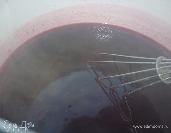 Постоянно помешивая. лучше всех с этим делом справится венчик. кисель должен не только загустеть, но и закипеть