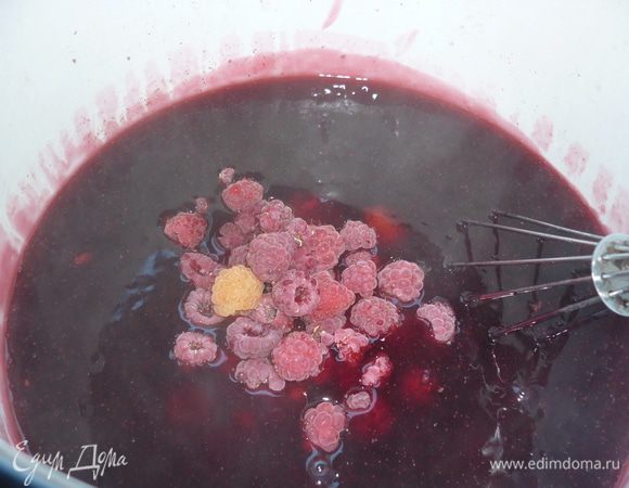 Итак. сольная партия малины. кисель закипел, снимаем его с огня, засыпаем малину