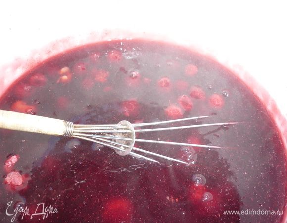 И перемешать. малина не должна вариться. достаточно того, что в густой кисельной массе она пропарится. но останется свежей. а теперь закрываем кастрюльку и вспоминаем детство. как я ненавидела пенку в киселе. дома я тщательно следила, как мне наливают кисель. и если это делалось не половником, а через край, то противная толстая пенка медленно сползала. а потом плюхалась в кружку. а в детсаду...там кисель вообще из одних пенок был. так вот, если накрыть кастрюлю сразу и остудить кисель под крышкой, то риск образования пенок минимален