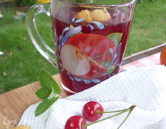 Ну вот, дождались. кисель хорош теплым и холодным. а вот горячий кисель кушать - рискованное занятие.....
 
берем чашку, бокал, стакан- дело не в форме, наливаем кисель, обязательно прихватывая малинки. сверху для красы можно парочку свежих положить. и наслаждаемся....нежный, шелковистый, сладкий, с глубоким вишневым вкусом и ...СЮРПРИЗ: кисленькая малинка со своими ароматами. это почти как в салате, когда ты чувствуешь каждый ингредиент. только это десерт. любимый дедушкин кисель... деда нет уже 12 лет, а кисель мы варим частенько, так и называя его. спасибо РУССКОЙ КУХНЕ