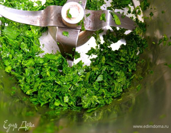 Для начала приготовим тесто. Зелень петрушки мелко порубить. Я воспользовалась кухонным комбайном.  