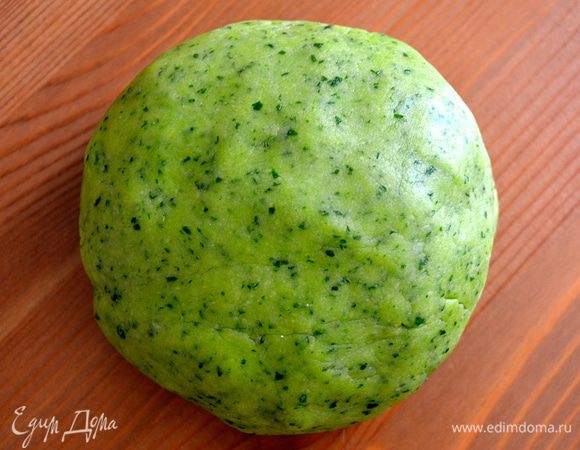 Затем в чашу комбайна к петрушке (или на рабочую поверхность стола, если замешиваете тесто вручную) добавить все остальные ингредиенты - муку, сливочное масло кусочками, соль, белок яйца. Вымесить тесто. сформировать из него шар. Завернуть а пищевую пленку и убрать в холодильник на 30 минут. 