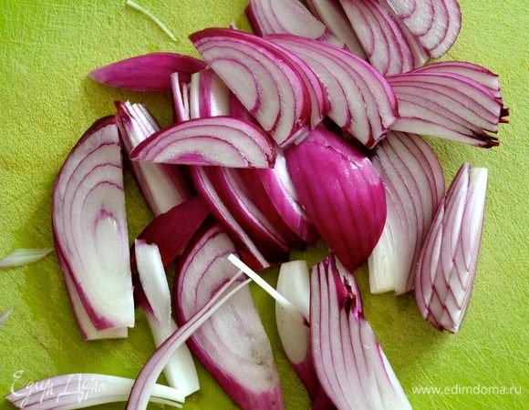 Лук нарезать не очень мелко. 