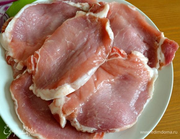 Мясо вымыть, обсушить и нарезать ломтиками не очень тонко.